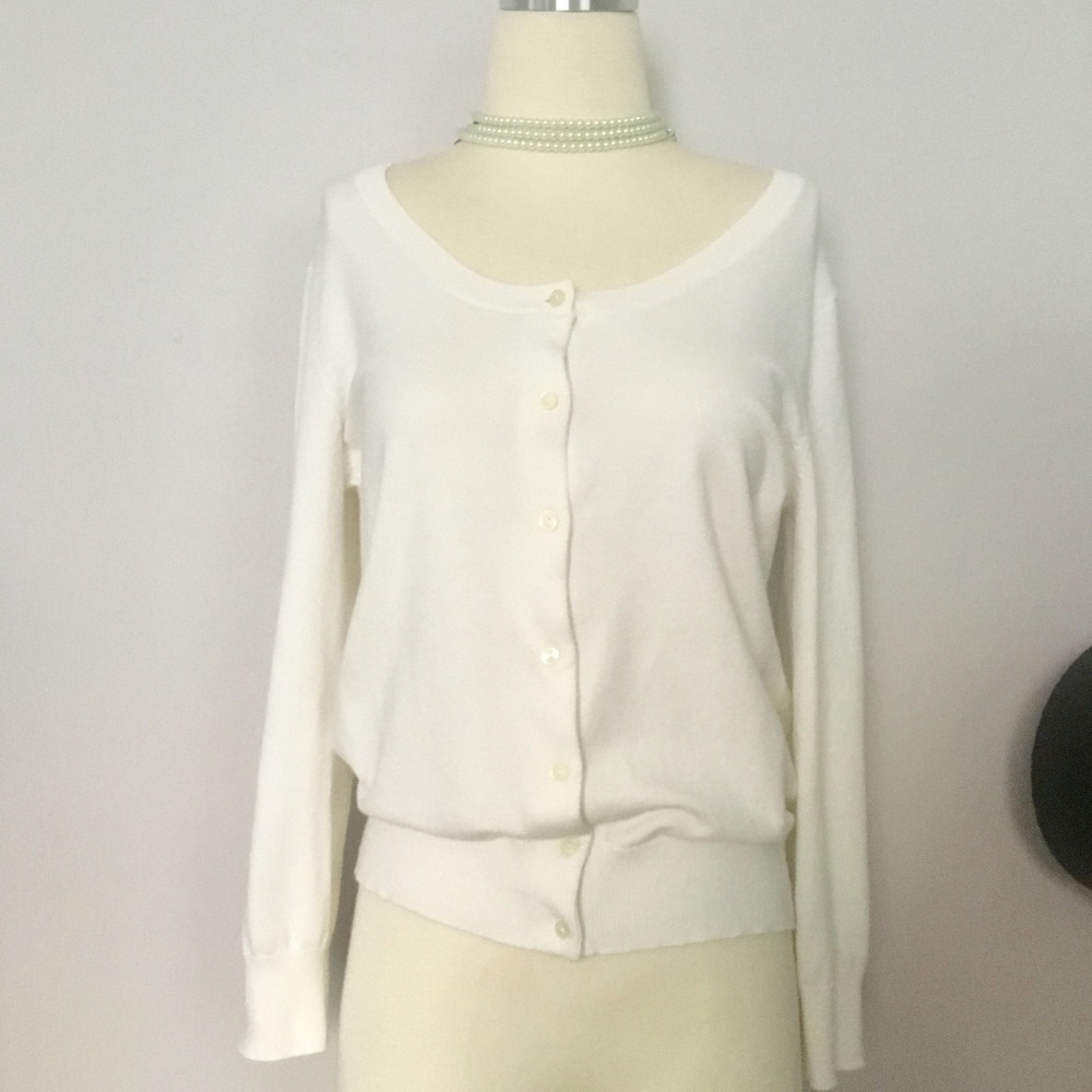NWOT Deep Roundneck Off-white Button-down Cardigan